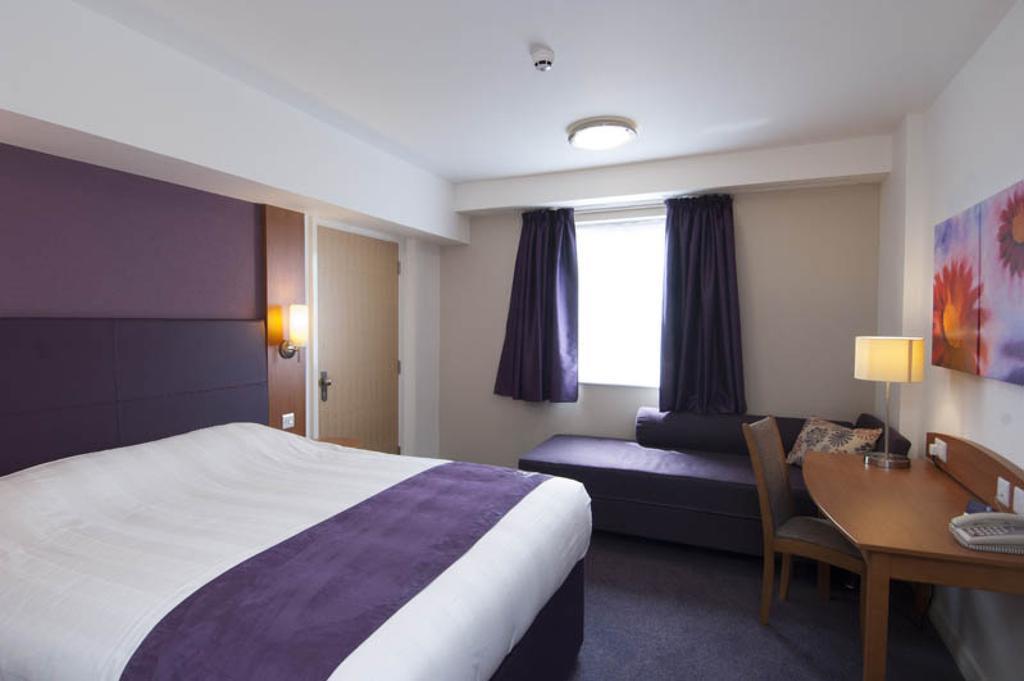 Premier Inn London Gatwick Airport - Manor Royal Crawley  Zewnętrze zdjęcie