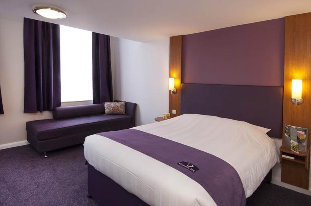 Premier Inn London Gatwick Airport - Manor Royal Crawley  Zewnętrze zdjęcie