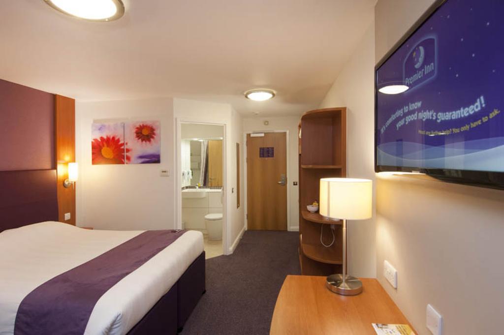 Premier Inn London Gatwick Airport - Manor Royal Crawley  Zewnętrze zdjęcie