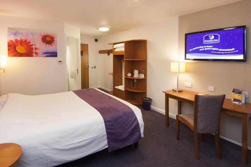 Premier Inn London Gatwick Airport - Manor Royal Crawley  Zewnętrze zdjęcie