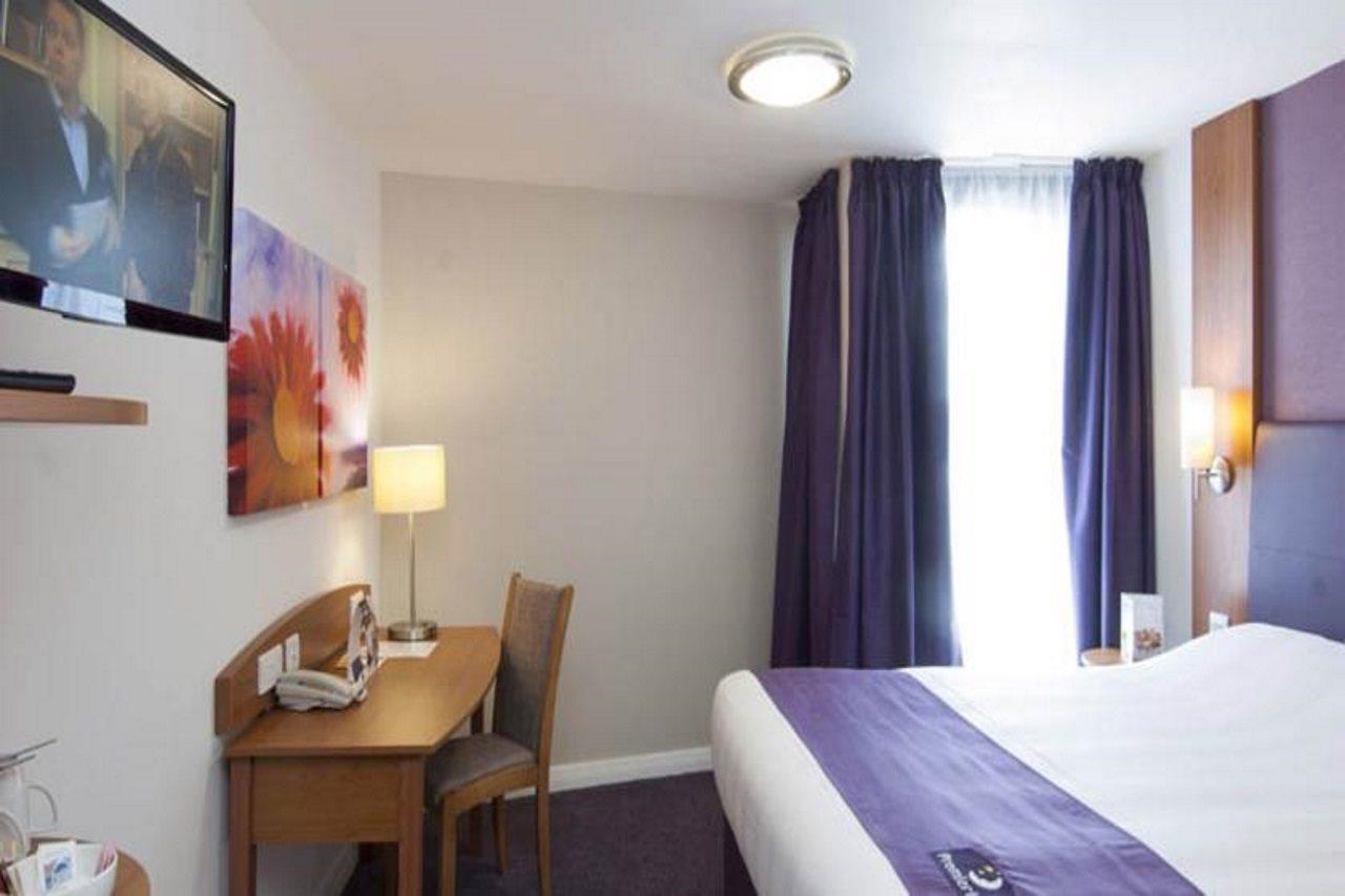 Premier Inn London Gatwick Airport - Manor Royal Crawley  Zewnętrze zdjęcie