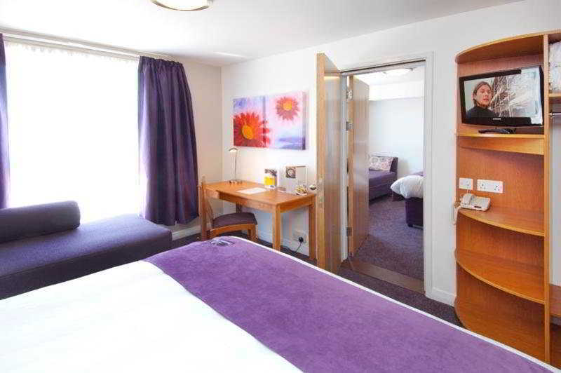 Premier Inn London Gatwick Airport - Manor Royal Crawley  Zewnętrze zdjęcie